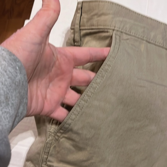 NWT-Levi’s-469 carrier cargo shorts-54-Tan-big and tall-sits below waist shorts. - Picture 7 of 16